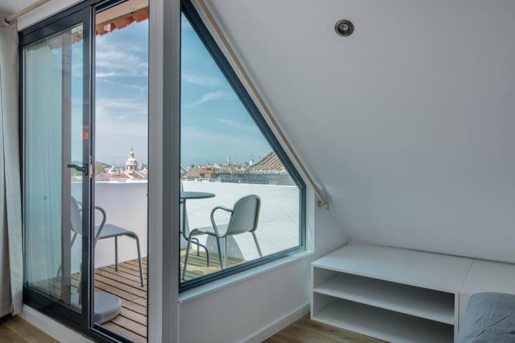 Beautiful With View Of The Tagus River Lissabon